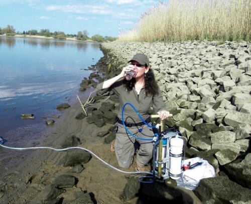 gefiltertes Wasser aus der Elbe trinken