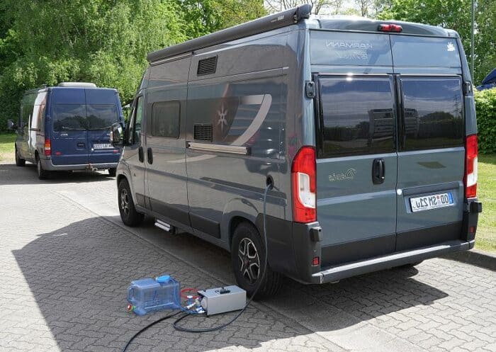 Wohnmobil-Wasserfilterung bei der Tankbefüllung am Wasserhahn.